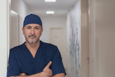 Meşgul Modern Hastane Koridorunda Doktor Üniforması Giyen Olgun Erkek Doktor Portresi. Yüksek kalite fotoğraf. Seçici odak