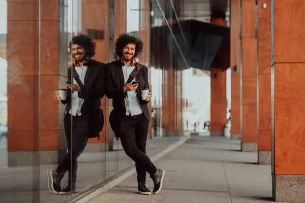 Glad Student Med Afro Frisyr Promenader Campus Medan Han Bär — Stockfoto