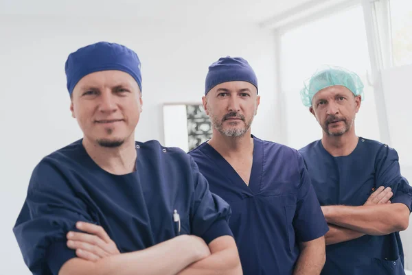 Médico Ortopédico Multiétnico Frente Sua Equipe Médica Olhando Para Câmera — Fotografia de Stock