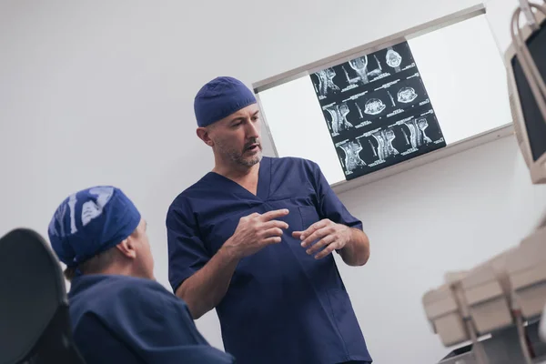 Többnemzetiségű Férfi Ortopéd Sebészek Megbeszélik Digitális Röntgen Jelentést Egy Laptopon — Stock Fotó