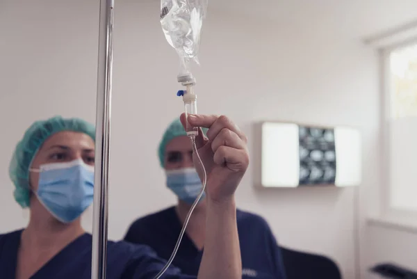 Médico General Sosteniendo Infusión Intravenosa Por Goteo Médico Que Maneja —  Fotos de Stock