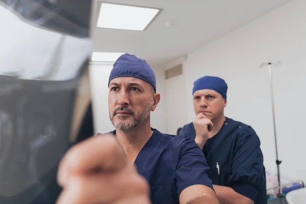 Equipo Médico Ortopedista Que Examina Imagen Digital Rayos Clínica Hospital —  Fotos de Stock