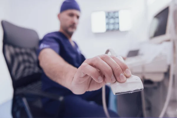 Mature Male Orthopedist Doctor Working Hospital Operating Ultrasound Scanning Machine — Stock Photo, Image