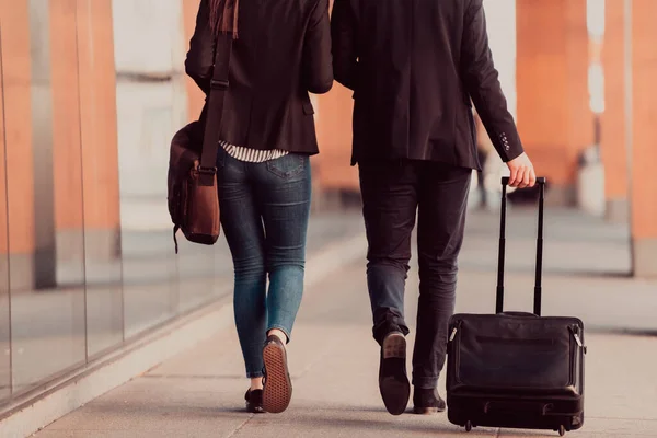 Adamı Kadını Konuşuyor Bavullarını Tutuyor Seyahatinde Ellerinde Taze Kahve Taşıyorlar — Stok fotoğraf