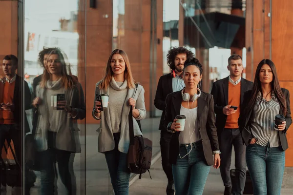 Viajeros Equipo Negocios Colegas Caminando Hablando Las Calles Urbanas Modernas —  Fotos de Stock