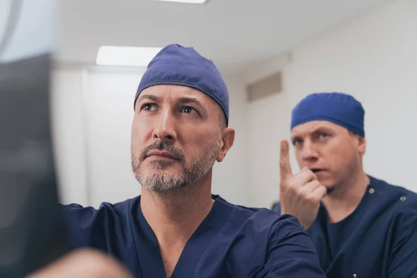 Equipo Médico Ortopedista Que Examina Imagen Digital Rayos Clínica Hospital —  Fotos de Stock