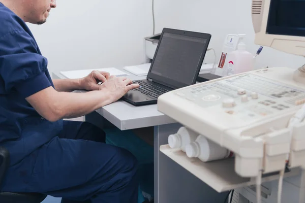 Ortopéd Orvos Vizsgálja Röntgenképet Egy Asztalnál Egy Laptopon Kiváló Minőségű — Stock Fotó