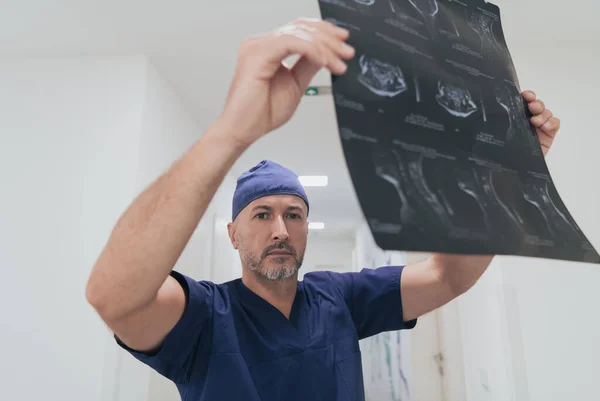 Orthopedist Doctor Examining Ray Picture Hospital Clinic High Quality Photo — Stock Photo, Image