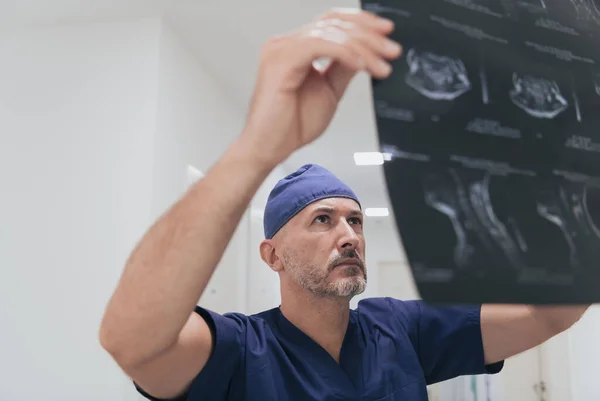 Médico Ortopedista Examinando Imagem Raios Hospital Clínica Foto Alta Qualidade — Fotografia de Stock