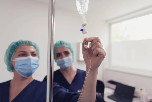 Allgemeinmediziner Mit Intravenöser Tropfinfusion Arzt Behandelt Flüssigkeit Tropft Mit Kopierraum — Stockfoto