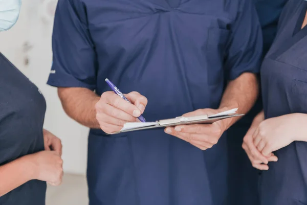 Médico Ortopédico Frente Sua Equipe Médica Multiétnica Usando Uma Máscara — Fotografia de Stock