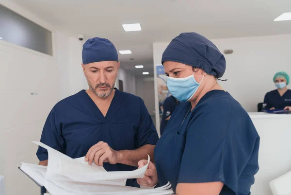 Médico Ortopédico Frente Equipo Médico Multiétnico Con Una Máscara Facial —  Fotos de Stock