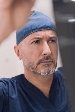 Hastanedeki ya da klinikteki ortopedist doktor röntgen filmini inceliyor. Yüksek kalite fotoğraf. Seçici odak