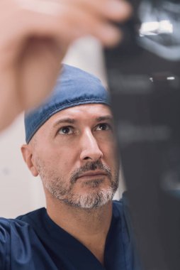 Hastanedeki ya da klinikteki ortopedist doktor röntgen filmini inceliyor. Yüksek kalite fotoğraf. Seçici odak