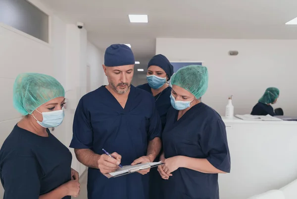 Orthopäde Vor Seinem Multiethnischen Medizinischen Team Das Während Des Covid — Stockfoto