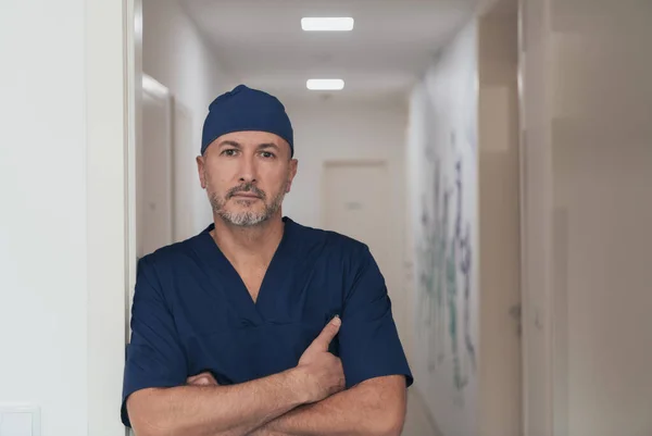 Retrato Médico Varón Maduro Vestido Con Uniforme Cirujano Ocupado Corredor —  Fotos de Stock