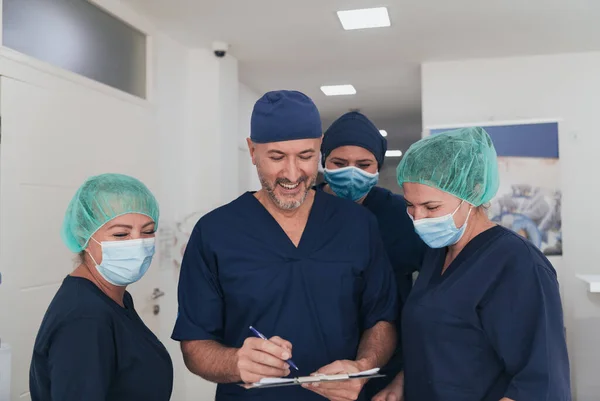 Orthopedic Doctor Front His Medical Multiethnic Team Wearing Face Mask — Stock Photo, Image