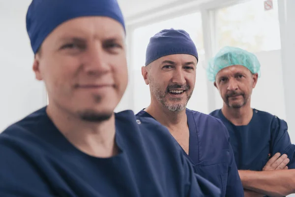 Médico Ortopédico Multiétnico Frente Equipo Médico Mirando Cámara Con Máscara —  Fotos de Stock