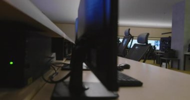 Güvenlik kontrol odası operatörü, güvenlik görevlileri gözetleme odasındaki modern CCTV kameralarını görüntülüyor.