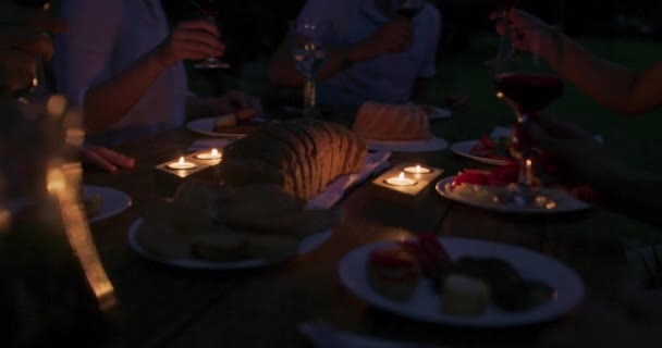 Grupo Amigos Felizes Celebrando Férias Férias Usando Aspersores Bebendo Vinho — Vídeo de Stock