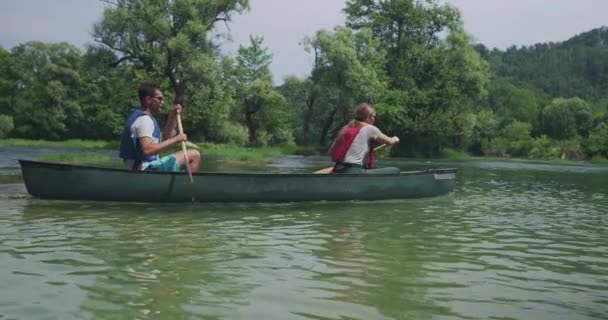 Joven Feliz Pareja Remando Kayak Hermoso Río Lago — Vídeo de stock