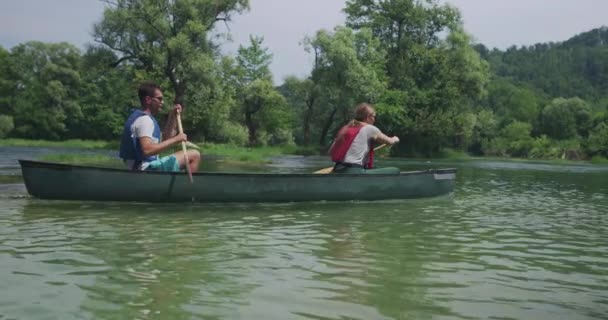 Unga Glada Par Paddling Kajak Den Vackra Floden Eller Sjön — Stockvideo