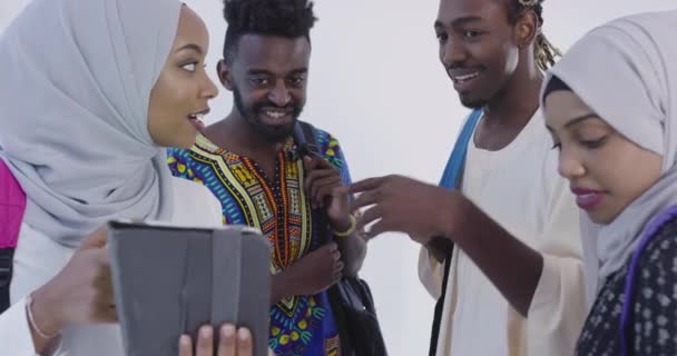Bir Grup Mutlu Afrikalı Öğrenci Sohbet Ediyor Takım Toplantısı Yapıyor — Stok video