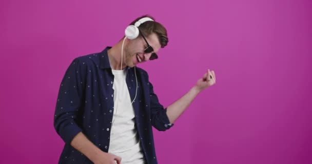 Kulaklık Takan Genç Yakışıklı Bir Adam Izole Edilmiş Arka Planda — Stok video
