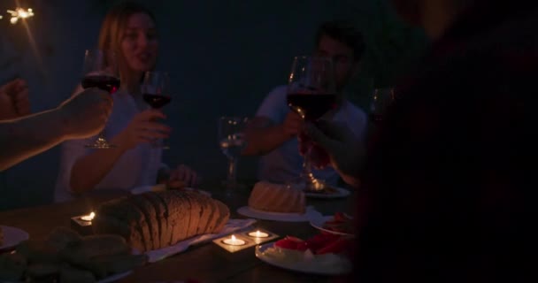 Grupo Amigos Felices Celebrando Vacaciones Usando Aspersores Bebiendo Vino Tinto — Vídeo de stock