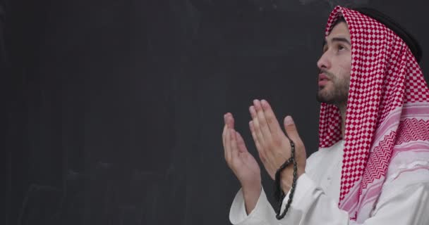 Μέση Ανατολή Άνθρωπος Παραδοσιακά Ρούχα Μπροστά Από Μαύρο Πίνακα Προσεύχεται — Αρχείο Βίντεο