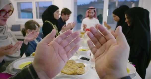 Eid Mubarak Povo Muçulmano Rezando Antes Jantar Iftar Comer Comida — Vídeo de Stock