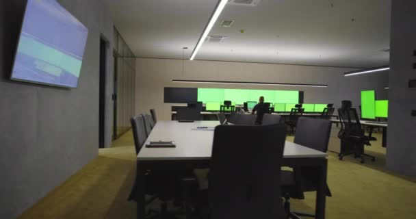 现代化的安全或监控中心设施 配备了许多监视器和带有绿色屏幕的闭路电视摄像头 保护概念和带有着色键的安全 — 图库视频影像