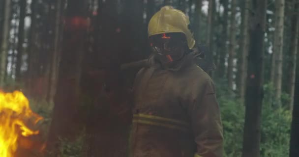 Brandweerman Met Volledige Uitrusting Houdt Bijl Zijn Hand Staande Tegen — Stockvideo