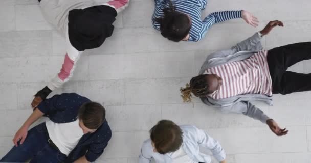 Grupo Multiétnico Estudiantes Amigos Círculo Tirado Suelo — Vídeo de stock