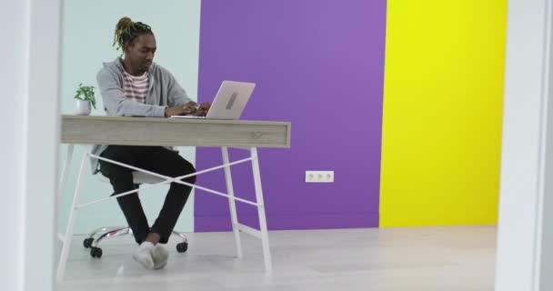 Ευτυχής Μαύρος Οικότροφος Που Εξετάζει Δακτυλογράφηση Οθόνης Υπολογιστών Την Περιήγηση — Αρχείο Βίντεο