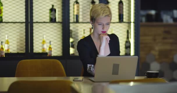 Junge Geschäftsfrau Sitzt Café Holztisch Trinkt Kaffee Und Benutzt Laptop — Stockvideo