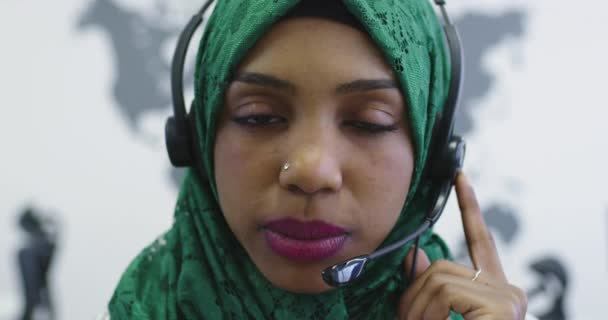 Muslimin Mit Hijab Schal Kundenbeauftragte Geschäftsfrau Mit Telefon Headset Hilft — Stockvideo