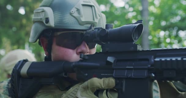 森の軍事基地を守りながらアサルトライフルを使用して兵士の閉鎖 — ストック動画