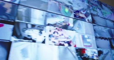 Birçok monitörü ve CCTV kameraları olan modern güvenlik veya gözetim merkezi, koruma ve güvenlik kavramı