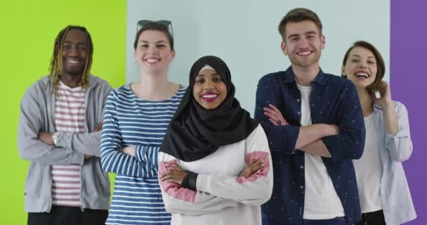 多様性学生の友達幸福の概念 大学での色の背景上のカメラを見て学生のグループ — ストック動画