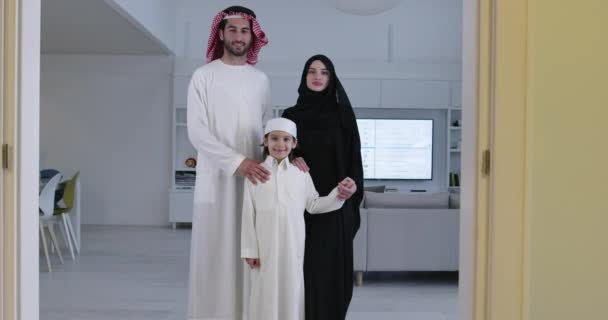 Bliskowschodnia Arabska Rodzina Dzieckiem Nowoczesnym Portrecie Domowym — Wideo stockowe