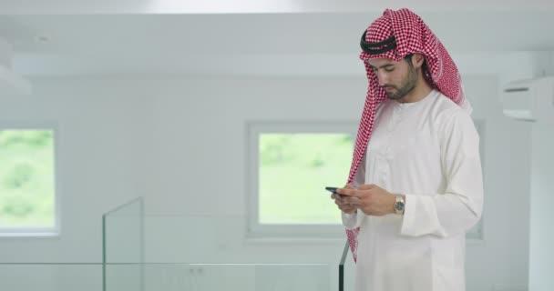 Středovýchodní Arabský Podnikatel Nosí Tradiční Oblečení Při Použití Smartphonu — Stock video