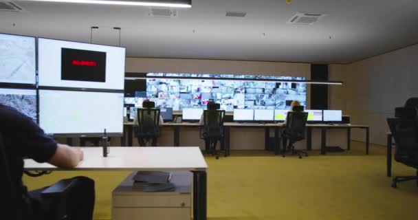 Operador Sala Control Seguridad Trabajo Operador Sistema Seguridad Mirando Cctv — Vídeos de Stock