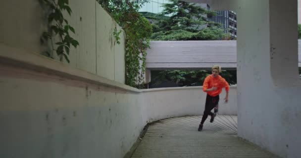 Jonge Vrouw Sweatshirt Loopt Nachtstad Sportieve Levensstijl Gezonde Activiteit — Stockvideo