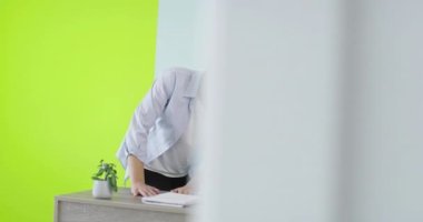 İşe yeni başlayan başarılı genç bayan işçiler ofis ortamında dizüstü bilgisayarla çalışıyorlar.