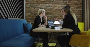 Bir grup genç iş adamı bir masada bir araya gelerek ilginç bir fikri tartıştılar ve kafeteryada beyin fırtınası yaptılar.