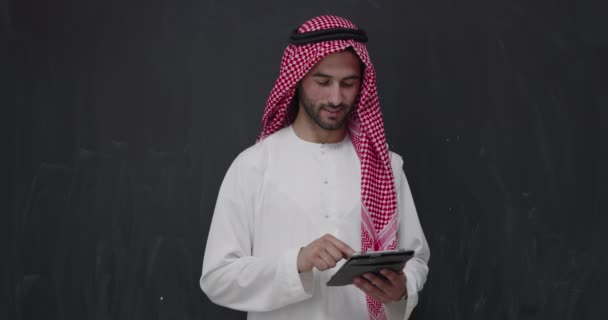 Arabe Homme Vêtements Traditionnels Devant Tableau Noir Aide Ordinateur Tablette — Video