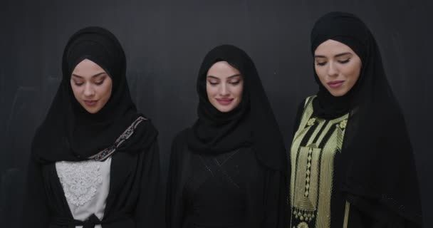 Groepsportret Van Mooie Moslimvrouwen Een Modieuze Jurk Met Hijab Geïsoleerd — Stockvideo