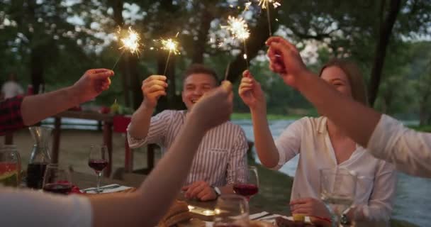 Grupo Amigos Felizes Celebrando Férias Férias Usando Aspersores Bebendo Vinho — Vídeo de Stock