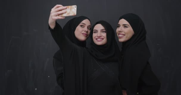 Vackra Muslimska Kvinnor Moderiktig Klänning Med Hijab Med Mobiltelefon Över — Stockvideo